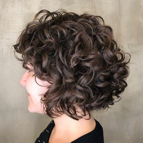 Rounded Curly Bob with Golden Blonde Balayage #shortcurlyhairstyles Aline Haircut, Cute Short Curly Hairstyles, Short Curly Bob Hairstyles, Curly Haircut, Haircut Wavy, Bob Haircut Curly, Curly Hair Photos, Haircut Curly, Choppy Bob Hairstyles