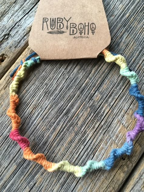 Funky Bracelet, Braided Bracelet Diy, Yarn Bracelets, Homemade Bracelets, Embroidery Bracelets, Friendship Bracelets Tutorial, Diy Friendship Bracelets Patterns, Twisted Bracelet, Bead Charms Diy