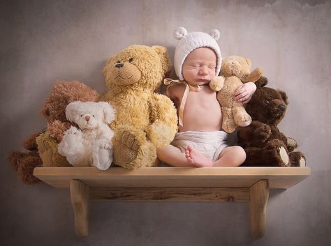 Teddy bear, newborn, photography, baby, bear, shelf, photo, ideas Easter Baby Photos, Diy Newborn Photography, Baby Backdrop, Baby Pictures Newborn, Baby Photoshoot Boy, Newborn Photography Poses, Baby Teddy, Newborn Baby Photoshoot, Baby Poses