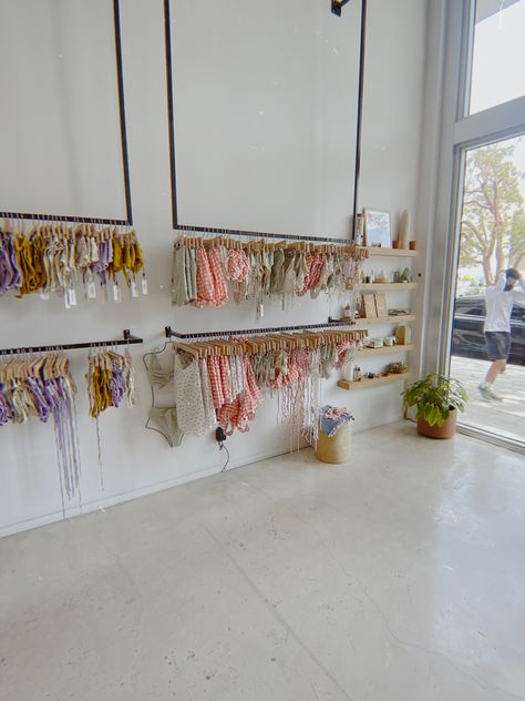 Bathing Suit Display Ideas, Swimsuit Store Display, Swimwear Shop Interior Design, Surf Shop Decor, Swimwear Store Design, Swimwear Store Display, Beach Boutique Ideas, Beach Shop Design, Surf Shop Interior