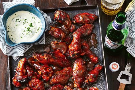 These sticky Guinness chicken wings are the perfect starter for when family and friends are around on the weekend. Guinness Chicken, Irish Chicken, Sticky Chicken Wings, Baked Wings, Sticky Chicken, Chicken Wings Recipe, St Patricks Day Food, Wings Recipe, Christmas Food Dinner