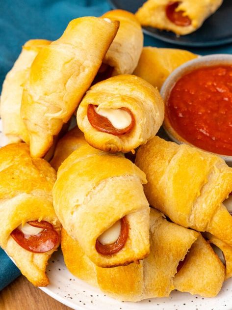 Easy Crescent Pepperoni Rolls Story - This Little Home of Mine Pepperoni And Cheese Croissants, Pepperoni Cheese Crescent Rolls, Pepperoni Rolls With Crescent Rolls, Pillsbury Cresent Roll Recipes, Peporoni Rolls, Crescent Roll Pepperoni Rolls, Crescent Pepperoni Rolls, Crescent Dough Appetizers, Cressant Rolls