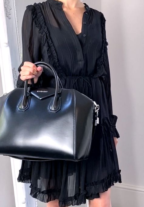 Givenchy Bag Antigona, Handbags Video, Designer Handbags Aesthetic, Designer Handbag Storage, Antigona Givenchy, Givenchy Antigona Medium, Handbags Aesthetic, Women Bags Fashion Handbags, Designer Handbags Louis Vuitton