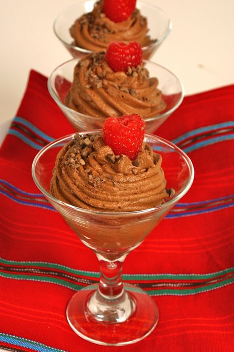 Mousse Cake Filling, Shot Glass Desserts, Easy Chocolate Mousse, Chocolate Deserts, Cheesecake Mousse, Food Sweet, Mousse Recipes, Cake Fillings, Mousse Cake