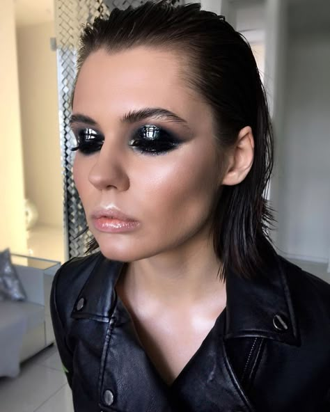 Glam Rock Makeup, Rock Makeup, Black Eyeshadow, Dark Makeup, Festival Makeup, Rock Chic, Look Beautiful, Editorial Makeup, Makeup Goals