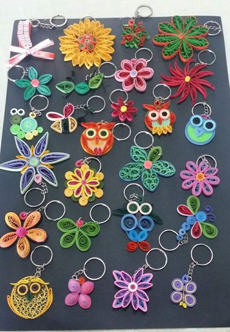 Quilling Keychains Diy, Quilled Keychains Ideas, Quilling Keychain Ideas, Quilled Keychains, Quilling Keychains, Quilling Patterns Tutorials, Diy Quilling Crafts, Quilling Flower Designs, Newspaper Crafts Diy