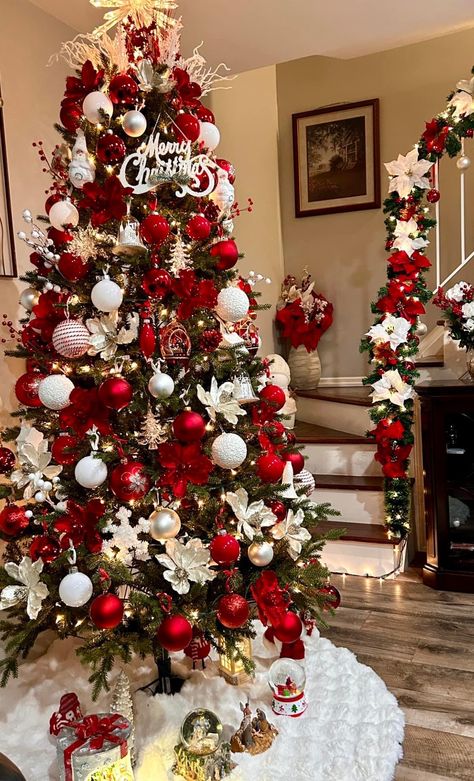 White Themed Christmas Tree, Traditional Red And Green Christmas, Joy Decorations, Christmas Tree Decorating Ideas, Tree Decorating Ideas, Christmas Tree Decorating, Buy Christmas Tree, Christmas Tree Decorations Diy, Christmas Themes Decorations