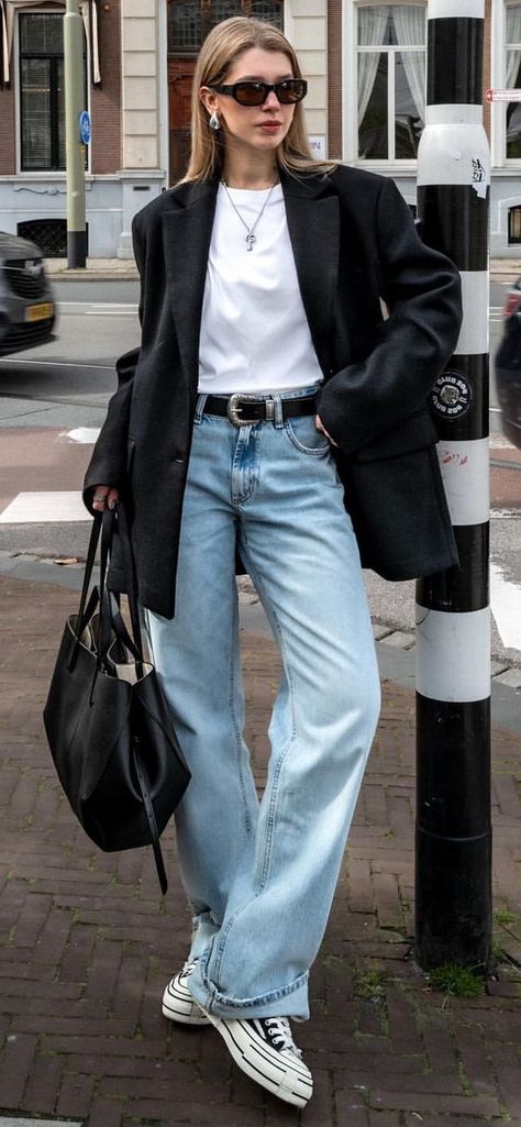 Street Style 2024 Spring Women’s Street Style 2024, Casual Street Style 2024, Spring Outfits 2024 Street Style, 2024 Style Trends, Spring Street Style 2024, 90s Street Style Aesthetic, Office Streetstyle, Office Street Style, Blazer Outfit Street Style