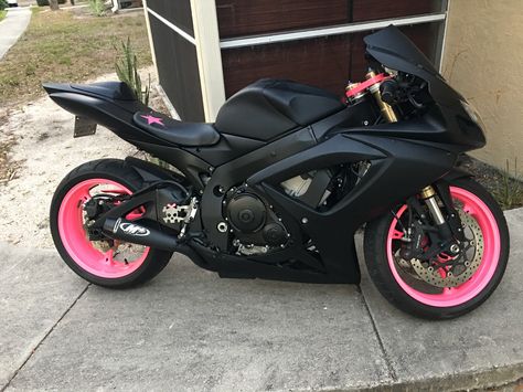 My baby! Gsxr 600 Moto Rose, Motocykle Harley Davidson, Xe Ducati, Pink Motorcycle, Aventador Lamborghini, Image Moto, Мотоциклы Cafe Racers, Motorcycle Aesthetic, Motorbike Girl