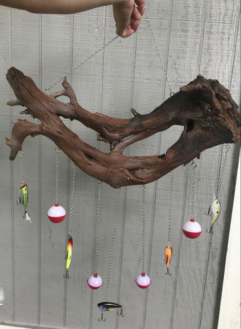 Fishing Lure Windchime, Old Fishing Rods Ideas, Old Fishing Lures Crafts, Fishing Decor Diy, Fishing Pole Craft, Fishing Lure Decor, Diy Fishing Decor, Rustic Fishing Decor, Fishing Decorations