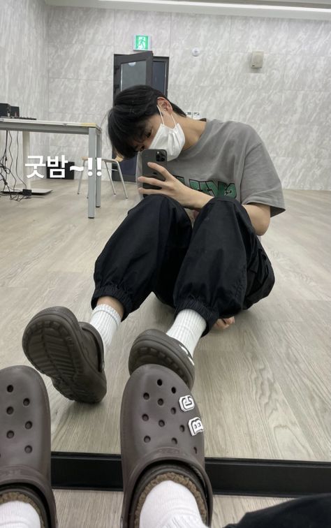 Crocs Aesthetic Outfit, Crocs Outfit Men, Byungchan Victon, Alice Kpop, Crocs Aesthetic, Crocs Outfit, Aesthetic Outfits Men, Outfit Korean, Crocs Men