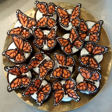 Chocolate Monarch butterflies on top of cupcakes. From a distance you could mistake them for real ones :) Monarch Butterfly Cupcakes, Monarch Butterfly Cake, Monarch Birthday Party, Monarch Butterfly Birthday Party, Monarch Butterfly Birthday, Monarch Butterfly Party, Butterfly Quince Theme, Butterfly Sweet 16, Butterfly Theme Party