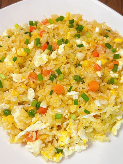 Golden Egg Fried Rice (10 minutes quick recipe) Green Onion Pancake, Popular Chinese Dishes, Japanese Steak, Chinese Street Food, Garlic Fried Rice, Egg Fried Rice, Glass Noodles, Golden Egg, Food Critic