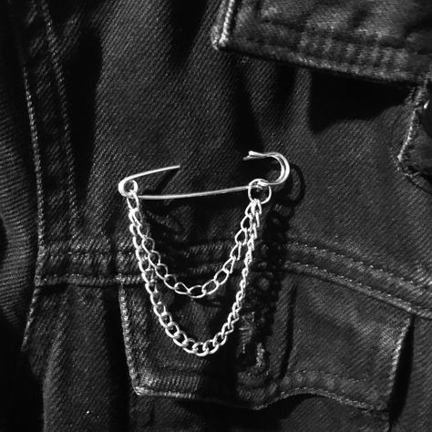 Chain Accessories Grunge, Safety Pin Accessories, Safety Pin Aesthetic, Punk Accessories Diy, Grunge Accessories Diy, Alternative Accessories, Punk Fashion Diy, Safety Pin Jewelry, Punk Pins