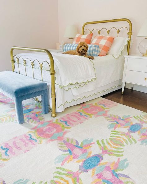 Cute Room Preppy, Cute Pillow Ideas, Vintage Bright Bedroom, Cute College Bedroom Ideas, Light And Airy Bedroom With Pops Of Color, One Room Airbnb Ideas, Cute Apartment Room Ideas, Fun Rugs Bedroom, Colorful Dorm Ideas