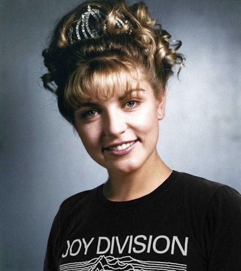 Laura Palmer wearing a Joy Division Unknown Pleasures t-shirt Twin Peaks Characters, Twin Peaks Laura, Twin Peaks Tv, Twin Peaks Laura Palmer, Twin Peaks 1990, Audrey Horne, Requiem For A Dream, Black Lodge, Sheryl Lee