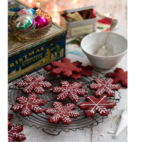 Red velvet snowflakes Christmas biscuits Easy Gingerbread Cookie Recipe, Christmas Biscuits Recipe, Yule Log Recipe, Easy Gingerbread Cookies, Christmas Dessert Recipes, Christmas Biscuits, Ginger Bread Cookies Recipe, Festive Cookies, Christmas Cookies Easy