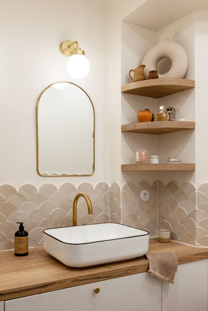 Trendy Guest Bathroom, Fun Tile Bathroom, Small Scandinavian Bathroom, Chic Small Bathroom, Bathroom 2024, Florida Cottage, Bad Inspiration, Bathroom Redesign, Guest Bathrooms