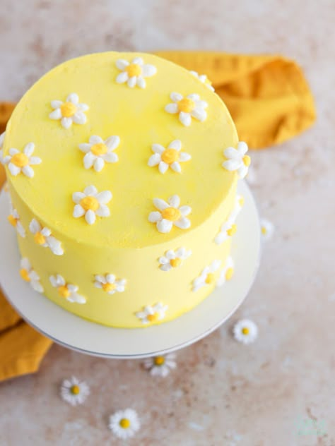 Buttercream Daisy, Yellow Flower Cake, Flower Cake Ideas, Spring Cake Designs, Summer Birthday Cake, Daisy Cake, Whiskey Cake, Daisy Cakes, Pink Birthday Cakes