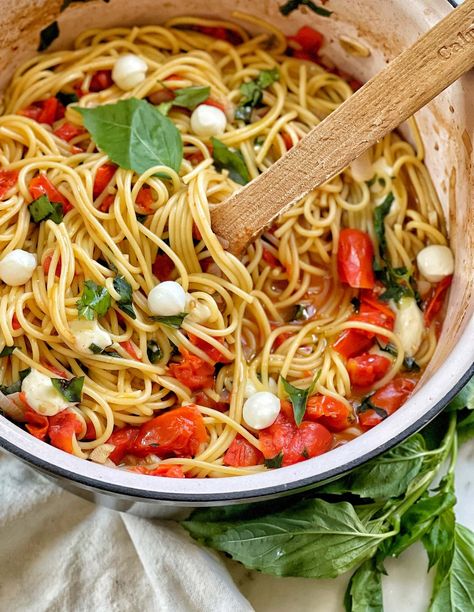 Light Pasta Dishes Healthy, Baked Caprese Pasta, Pasta Caprese Recipe, Hot Caprese Pasta, One Pot Caprese Pasta, Caprese Pasta Bake, Caprese Spaghetti, Caprese Basil Pasta Salad, One Pot Tomato Basil Pasta