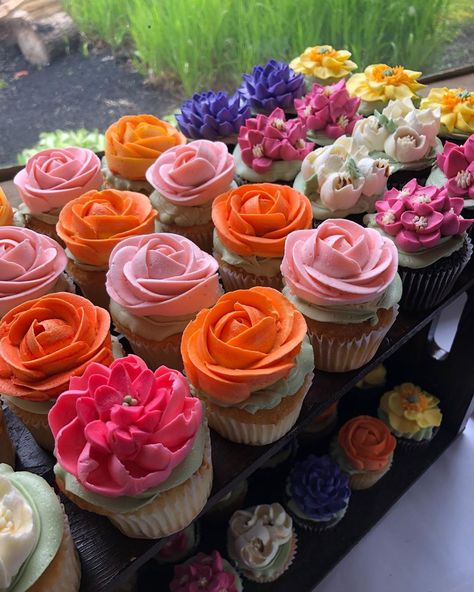 Wedding Cupcakes Colorful, Bright Flower Cupcakes, Summer Flower Cupcakes, Colorful Wedding Cupcakes, Wildflower Wedding Cupcakes, Colorful Flower Cake, Spring Wedding Cupcakes, Summer Wedding Cupcakes, Wildflower Cupcakes