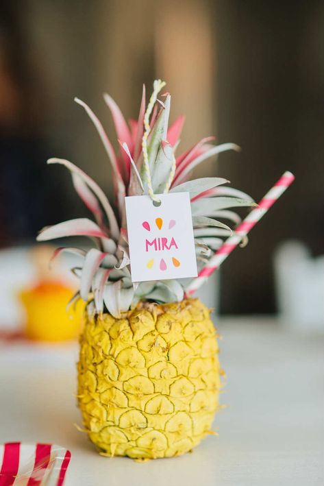 Delectable tutti frutti pineapple drinks | 10 Tropical Party Ideas - Tinyme Blog Luau Party Food, Tutti Frutti Birthday Party, Tutti Frutti Party, Pineapple Parties, Party Favors For Kids Birthday, Fruit Party, Fiesta Tropical, Luau Birthday, Flamingo Party