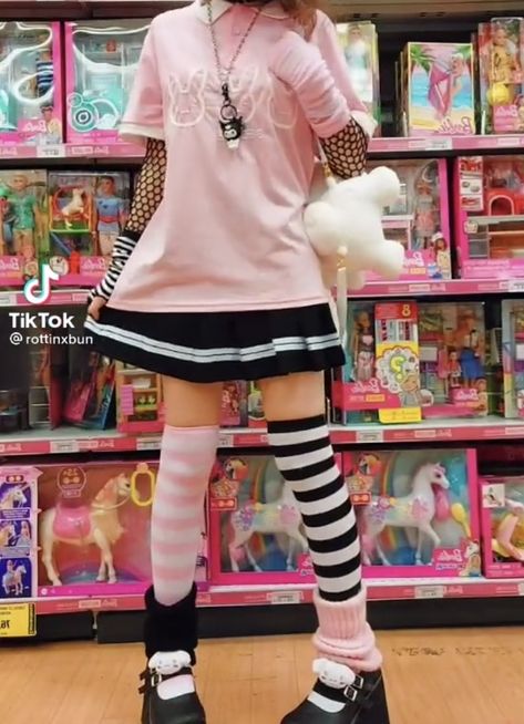 Kawaii Gamer Girl Outfit, Pink Hoodie Outfit, Gamer Girl Outfit, Pink Games, Pastel Goth Fashion, Pet Stuff, Hoodie Outfit, Pink Outfits, Pink Hoodie