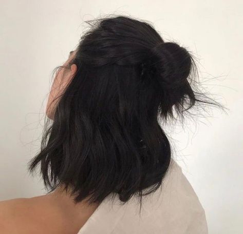 Short Updo, Short Hair Back, Classic Updo, Short Hair Bun, Updo Styles, Feel Stuck, Wavy Hairstyles, Penteado Cabelo Curto, كريستيانو رونالدو