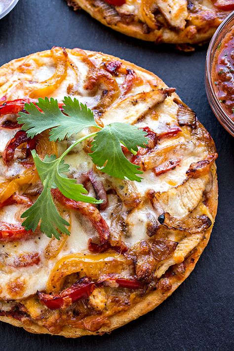 Chicken Fajitas Pizza with Fire-Roasted Tomato Sauce Chicken Fajita Pizza, Fajita Pizza, Pizza Stromboli, Roasted Tomato Sauce, Pizza Flatbread, Making Homemade Pizza, Nice Recipes, Pizza Ingredients, Chicken Fajita