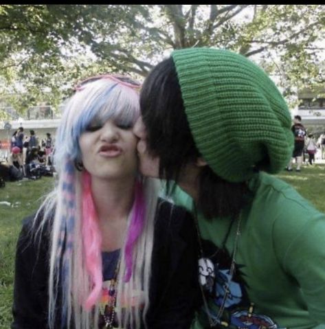 Couples Emo, Scene Emo Aesthetic, Cute Emo Couples, Scene 2000s, Emo Couples, 2000s Scene, Emo Teen, Scene Punk, Emo Love