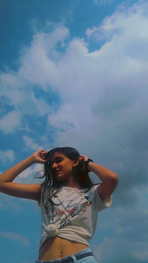 Photo by suhaniiperiwal | VSCO | http://vsco.co/vsco Terrace Photo Poses, Terrace Picture Poses, Poses On Terrace, Terrace Photoshoot Ideas, Terrace Photoshoot, Terrace Photo, Story Insta, Stylish Photo, Photos Inspo