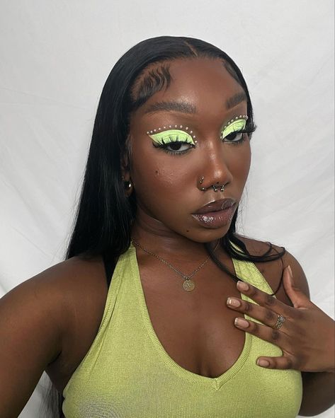 Green dress and green graphic liner with white pearls and a laid wig Bright Green Makeup Looks, Simple Green Eyeshadow Looks, Light Green Eyeshadow, Makeup With Pearls, Graphic Liner Makeup, Date Hair, Gala Hair, Pearls Dress, Transformation Makeup