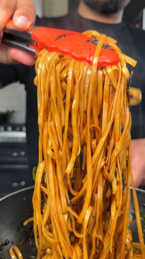 Scallion Oil Noodles (15 minutes) - AmateurProChef Sweet Fire Chicken, Curry Pasta, Recipes With Chicken And Peppers, Curry Noodles, Garlic Noodles, Pasta Noodle Recipe, Lemon Pepper Chicken, Pasta Soup, 15 Minute Meals