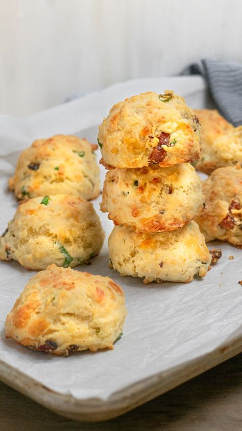 Fully loaded quick biscuits! Crisp bacon, gooey gouda and fresh green onions stirred into a quick and easy drop biscuit then baked until golden brown and fluffy inside. So delicious and flavorful, you're going to love them! meal planning . snacks . lunches and dinners . appetizers . baking . drop biscuits . easy biscuits . brunch . easy baking . easy baking recipes . cheese . bacon . quick biscuit recipe . fall recipes . fall baking . best fall recipes . kid friendly baking . tailgate food Quick Biscuit Recipe, Easy Biscuit, Easy Biscuit Recipe, Fall Fun Food, Savoury Biscuits, Bacon Appetizers, Drop Biscuits, Healthy Baking Recipes, Biscuits Easy