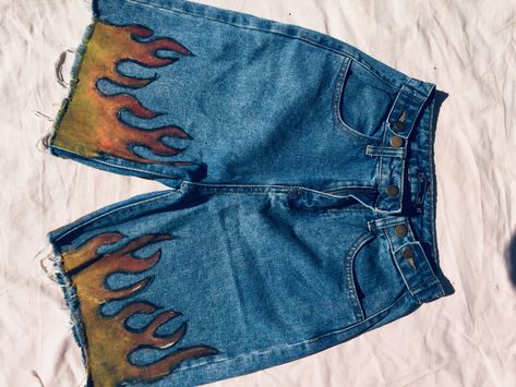 Custom Jorts, Painted Shorts, Streetwear Ideas, Diy Denim, Denim Art, Painted Jeans, Jean Pockets, Custom Shorts, Leg Workout