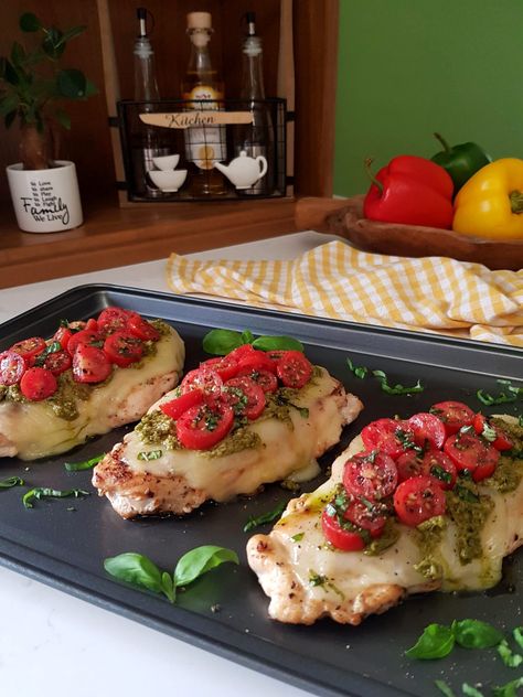 Baked Chicken Caprese Recipe - Easy DIY Recipes Baked Chicken Caprese, Chicken Caprese Sandwich, Chicken Caprese Recipe, Caprese Recipe, Baked Caprese Chicken, Chicken Caprese, Pesto Mozzarella, Caprese Recipes, Slow Cooked Chicken