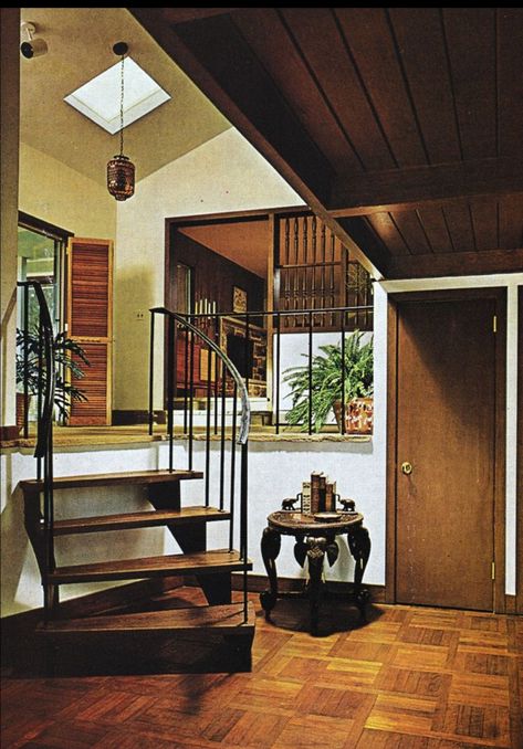 1970s Interior, Stairs Entryway, Retro Homes, 1970s Home Decor, 70s Interior Design, Home Decor Dark, 70s Interior, Retro House, 70s House