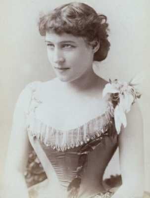 Lilly Langtry, British born stage actress who toured the west and settled in California Lillie Langtry, Queen Victoria Prince Albert, John Brown, Historical People, Marilyn Monroe Photos, Famous Stars, Gilded Age, Evening Dress Fashion, Social Activities