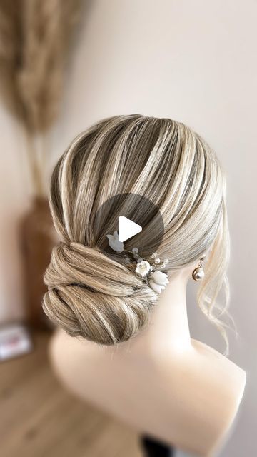 Willemijn Vlot • Hairdo by Mijntje • Bruidsstyliste on Instagram: "New easy updo tutorial 🤍🌿  - Watch - Save - Learn - . . . #hairstyling #instahair #hairdo #hairstyle #hairstyles #hairinspo #hairinspiration #behindthechair #hairtutorials #weddinghair #weddinghairstyle #weddingupdo #weddingupdos #updo #bridalhair #updos #updostyle #braids #braidedhair #hairdobymijntje  #hairofinstagram #hairgoals #hairtutorial #weddinghairstyles #bridalhairstyle  #stylistssupportingstylists  #haircrush #bridalupdo #bridehairstyle #bridalhairstyles" Formal Hairstyles Updo Tutorial, Diy Bridal Hair Tutorial, Easy Updo Tutorial, Wedding Updo Tutorial, Diy Bridal Hair, Updo Tutorials, Simple Updo Tutorial, Bridal Hair Tutorial, Easy Updo