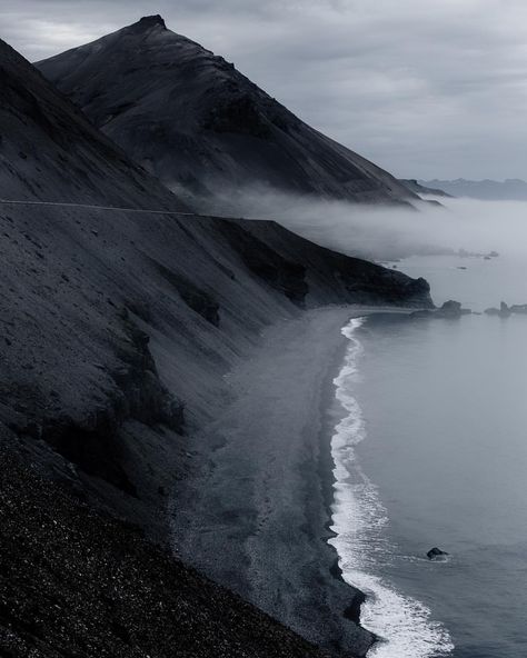 Nordic Destinations: Eastern coast of Iceland. #icelandviews #fog Wellness Photography, Wedding Fotos, Margaery Tyrell, نباتات منزلية, Fotografi Urban, Wallpaper Homescreen, Garden Deco, Women Art, Lofoten