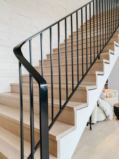 Modern stair design with black iron railing and oak wood steps. Exterior Stair Railing, Metal Stair Railing, Modern Stair Railing, Staircase Interior Design, Staircase Design Ideas, Timber Staircase, Stair Rails, Staircase Design Modern, Staircase Railing Design