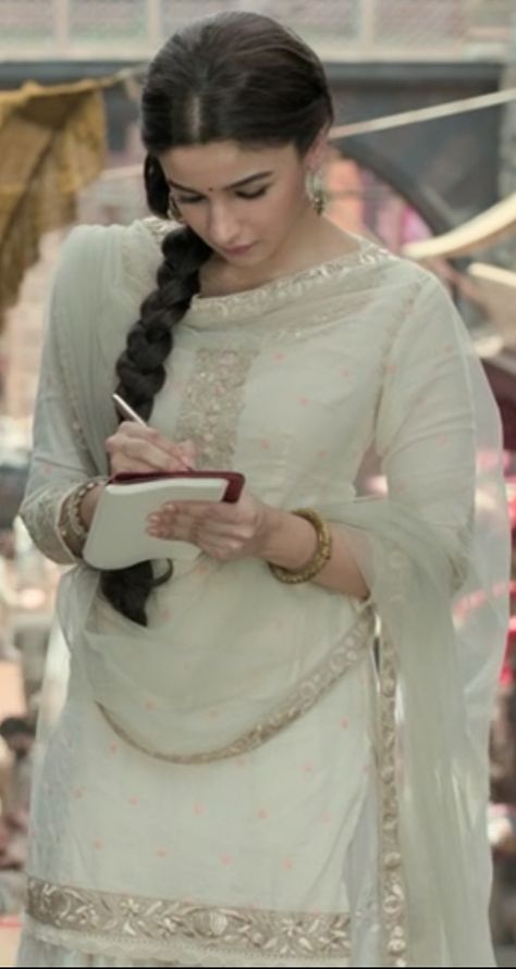 Alia Bhatt Kalank Outfits, Kalank Alia Bhatt Dress, Alia Bhatt Kalank Movie Outfit, Kalank Outfits, Roop Kalank, Roop Kalank Outfits, Pretty Zinta, Indian Makeup Looks, Desi Dress