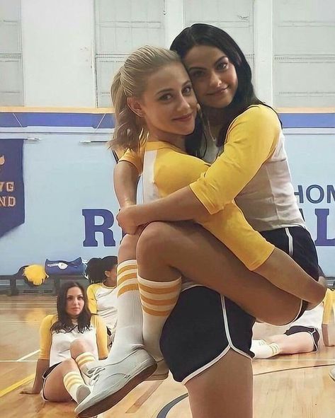 Camilla Mendes, Power Couples, Bughead Riverdale, Riverdale Aesthetic, Woman Loving Woman, Camila Mendes, Betty And Veronica, Veronica Lodge, Topsy Turvy