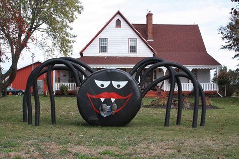 Spider Hay Bale, Halloween Decor Hay Bales, Halloween Bales Of Hay, Frankenstein Hay Bale, Giant Spider Decoration, Round Hay Bale Spider, Halloween Hay Bales, How To Make Spiders, Hay Bale Art