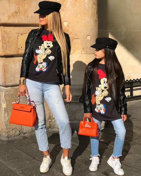 1,128 Likes, 24 Comments - Inspi by loan (@inspi_by_loan) on Instagram: “•veste et teeshirt @zara •sac @thelasttrend ✨✨” Disney Outfits Winter, Disneyworld Outfit, Look Disney, Black Minnie Mouse, Disney Trip Outfits, Disney Outfits Women, Disney Wear, Disney Parque, Mom Daughter Outfits