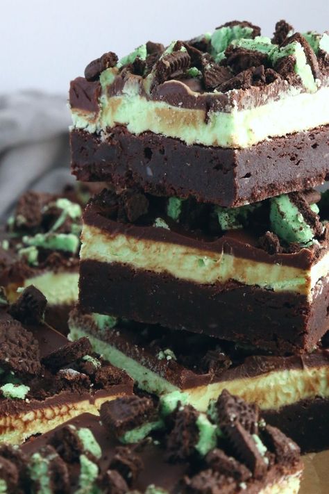 Mint Oreo Cookies, Mint Buttercream Frosting, Buttercream Frosting Chocolate, Mint Chocolate Brownies, Mint Buttercream, Mint Chocolate Cupcakes, Carb Breakfast Ideas, Fudgy Chocolate Brownies, Mint Desserts