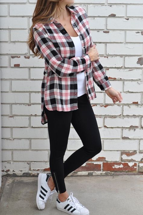 Flannel Shirt Outfit, Outfits Leggins, Plaid Shirt Outfits, Look Legging, Flannel Outfits, Western Wear Outfits, Fall Capsule Wardrobe, Wearing Clothes, Casual Style Outfits