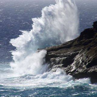 . Waves Aesthetic, Hanauma Bay, Painting Water, Painting Pictures, Waves Crashing, Ocean Landscape, Ocean Wallpaper, Crashing Waves, Surfing Waves