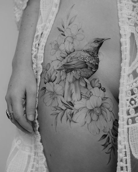 The Tui bird from yesterday’s session. That finesse though 🔥 Flower Thigh Tattoos, Hip Thigh Tattoos, Feminine Tattoo Sleeves, Hip Tattoos Women, Inspiration Tattoos, Floral Tattoo Sleeve, Leg Tattoos Women, Thigh Tattoos Women, Elegant Tattoos