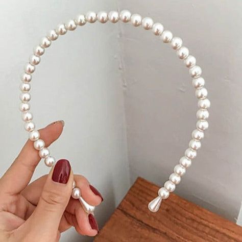 Pearl Headband Hairstyles, Chanel Headband, Pearl Outfit, Pearl Wedding Accessories, Pearl Party, Polished Hair, Pearl Accessories, Trendy Hairstyle, Big Pearl